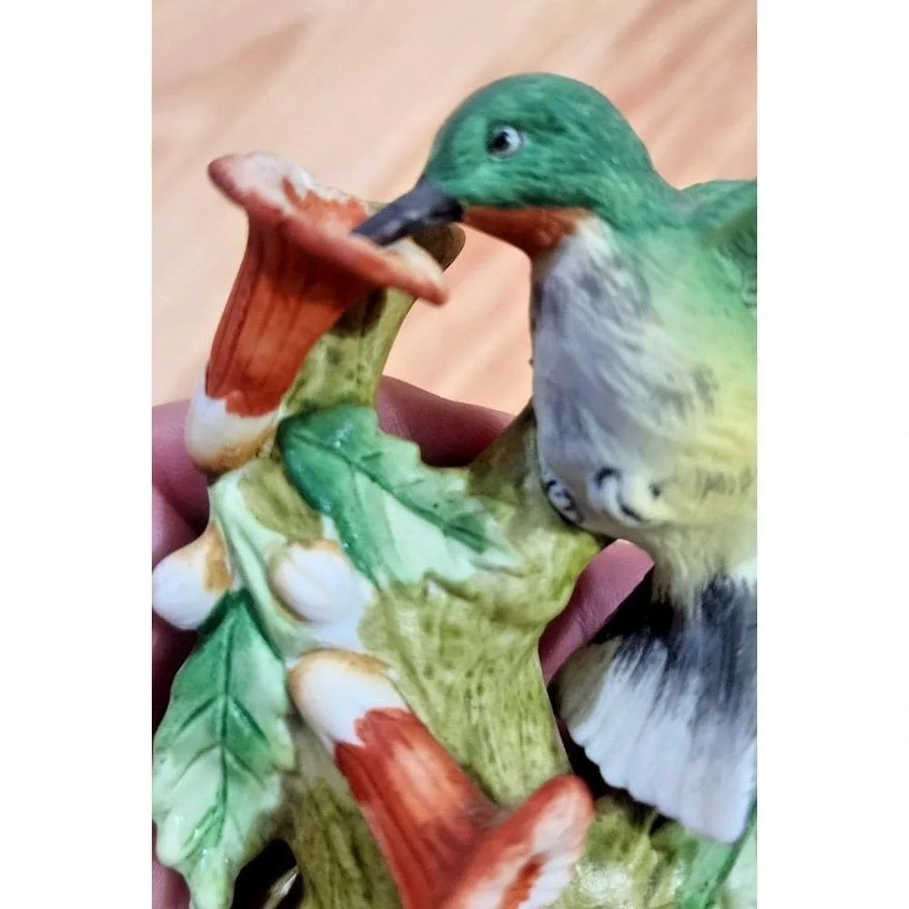 Lefton sweet little Hummingbird drinking nectarine from a flower figurine